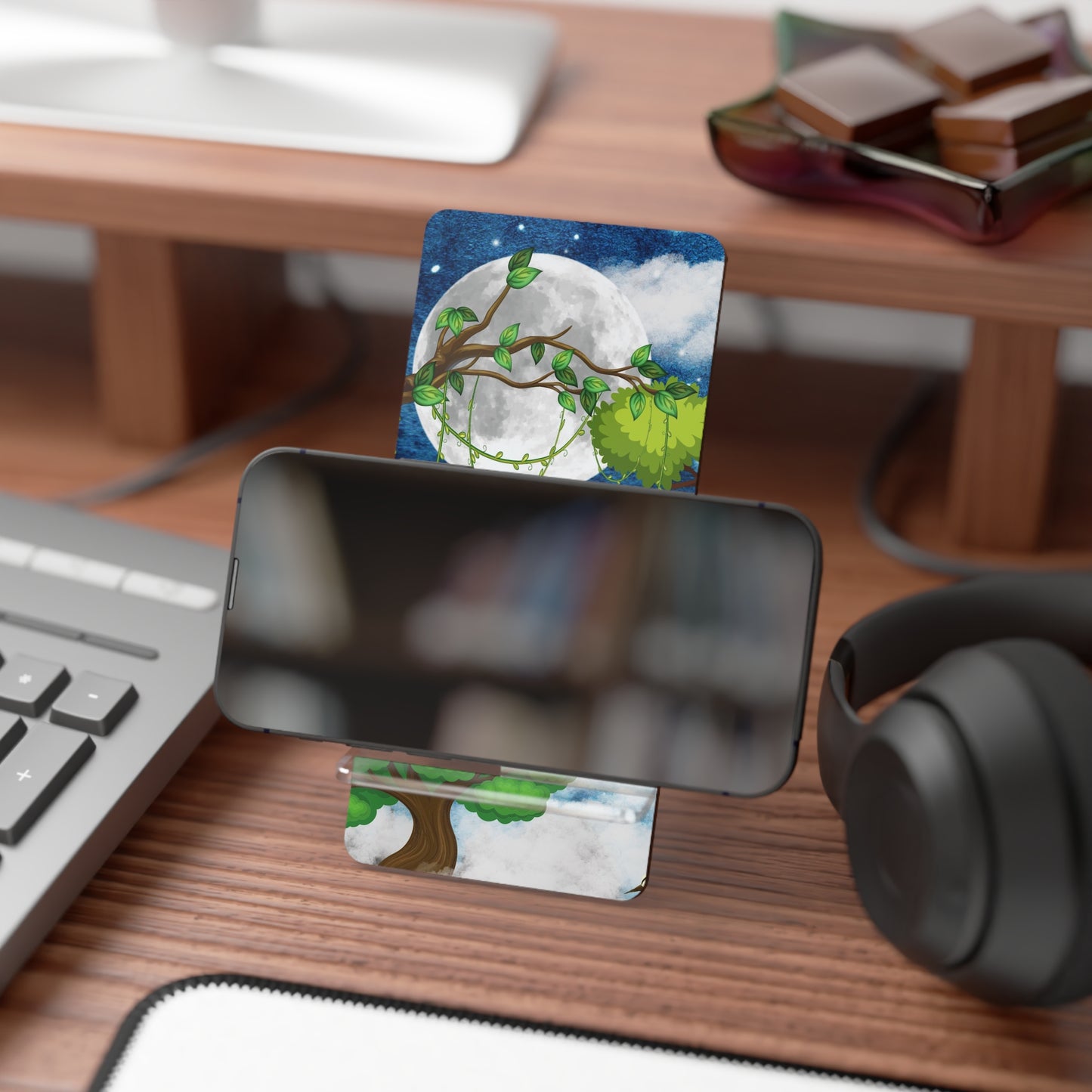 Tiger-Themed Smartphone Display Stand - Jungle Night Design