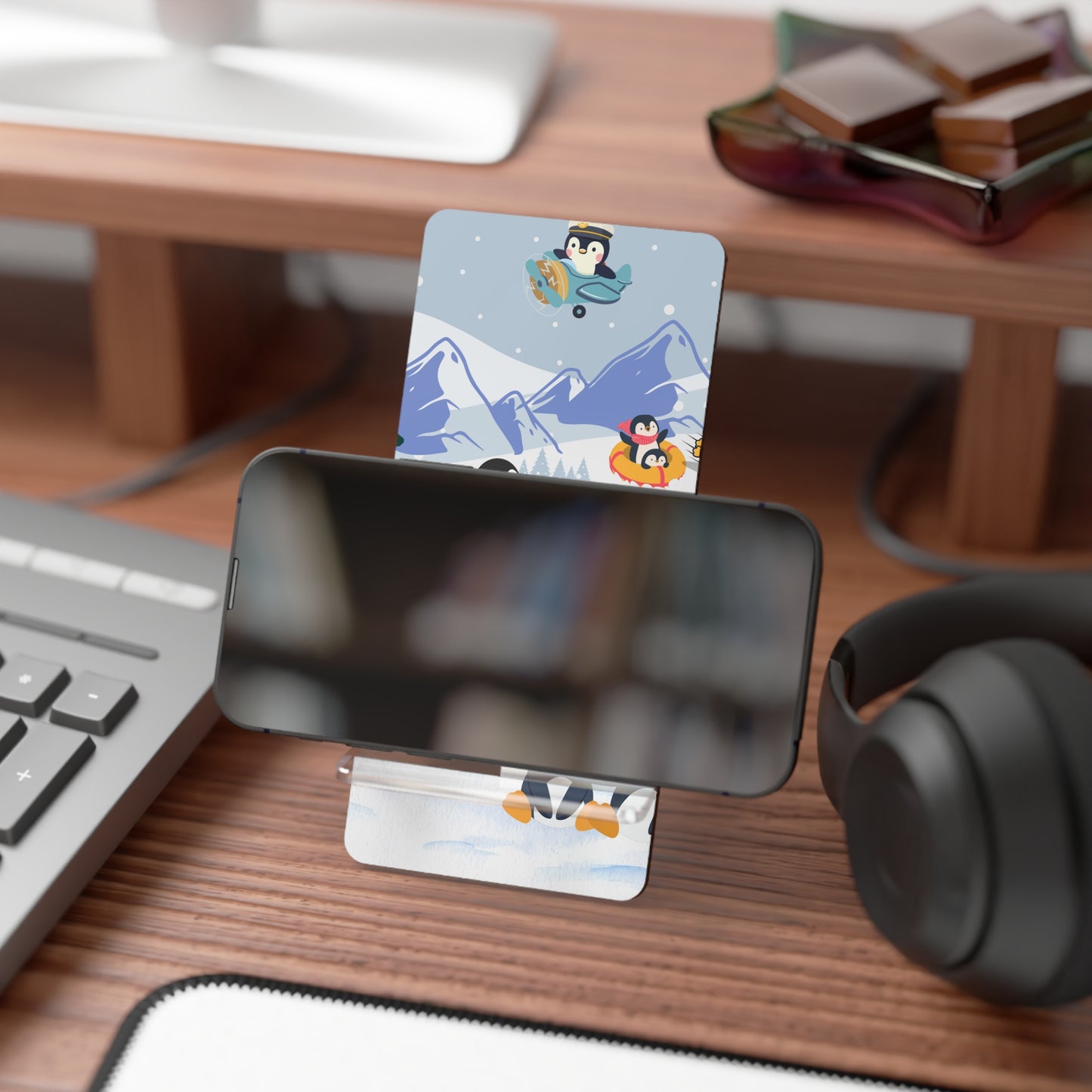 Cute Penguin Smartphone Display Stand - Perfect for Winter Decor & Gift
