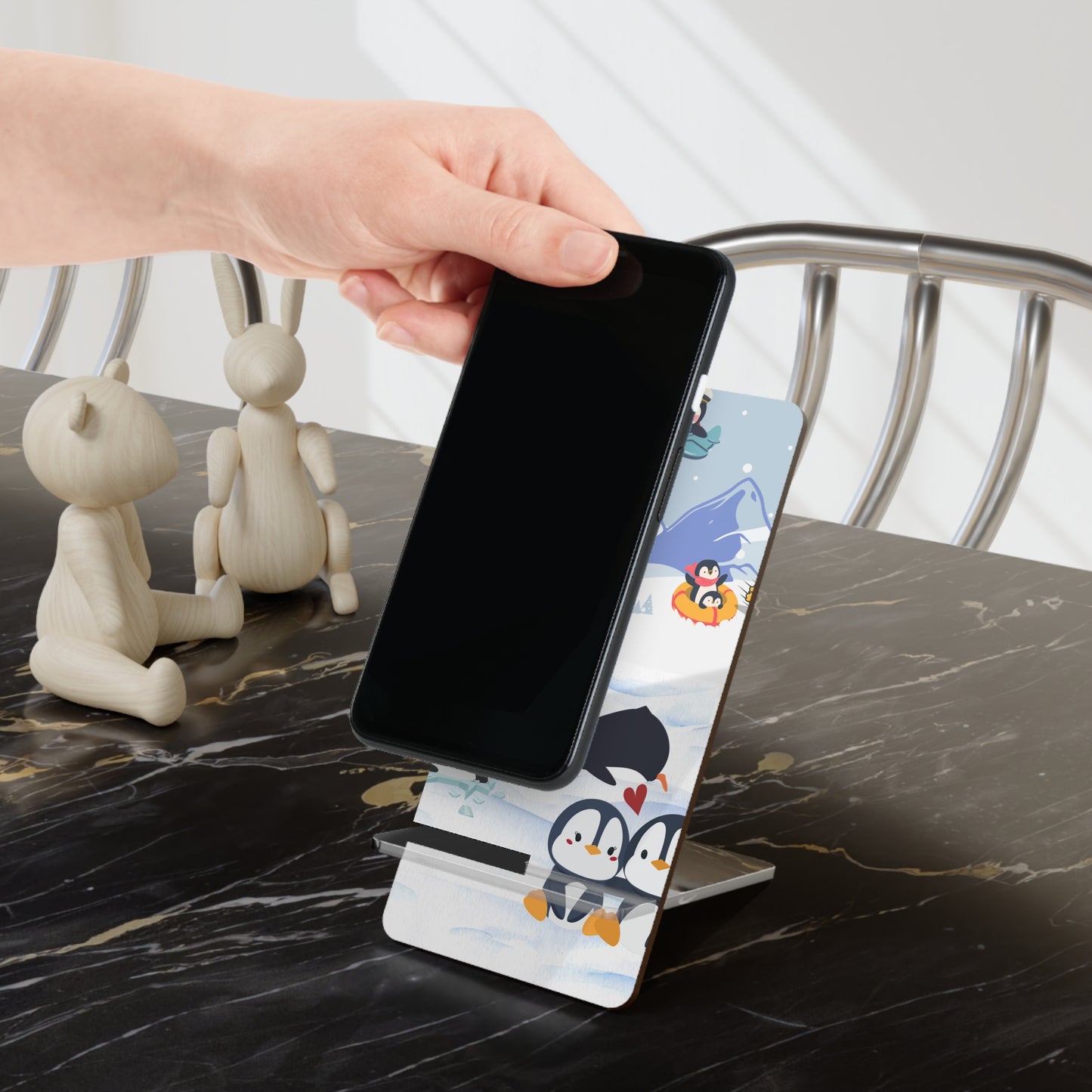 Cute Penguin Smartphone Display Stand - Perfect for Winter Decor & Gift