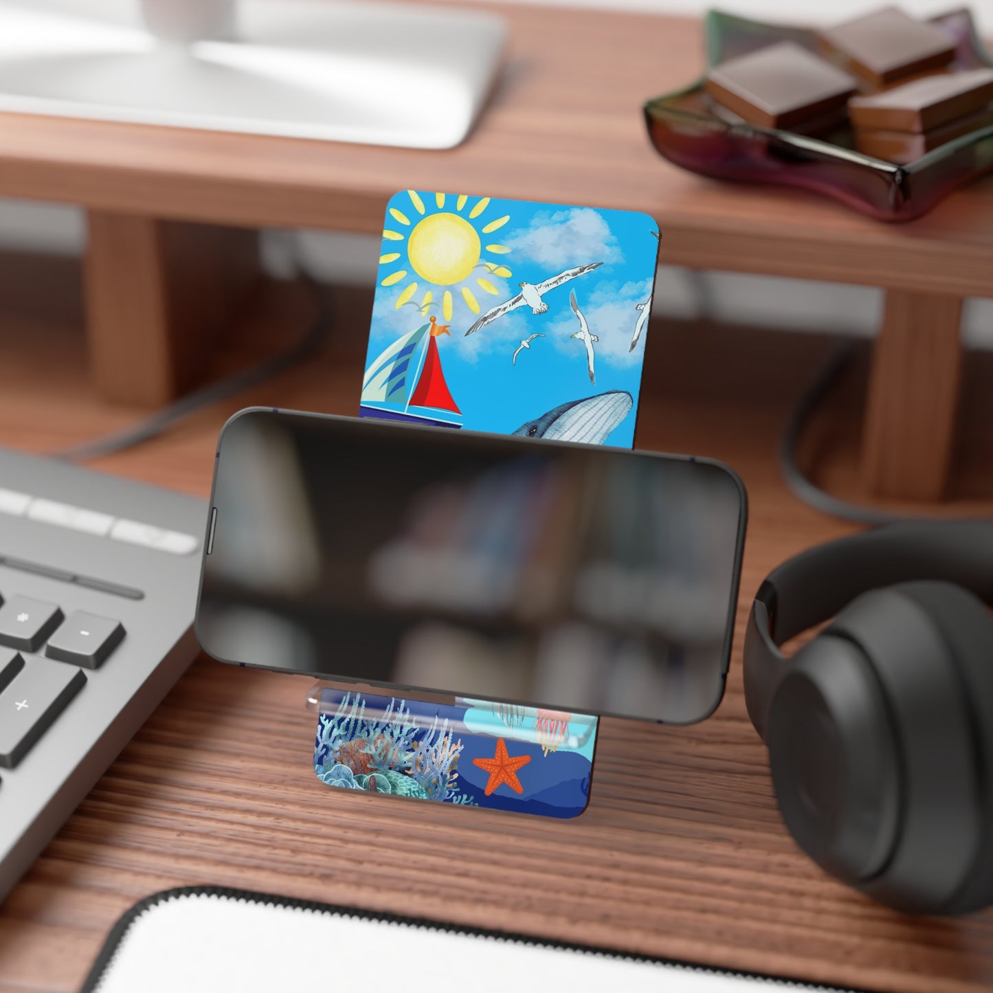 Ocean-Themed Smartphone Stand with Whale Design